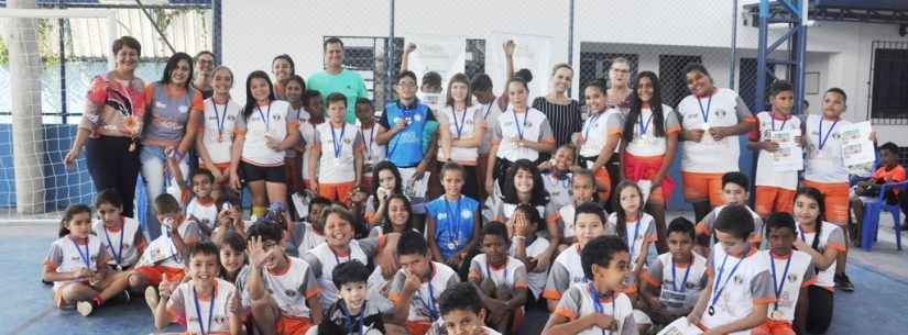 Escola de Caraguatatuba recebe projeto social Bola Bacana