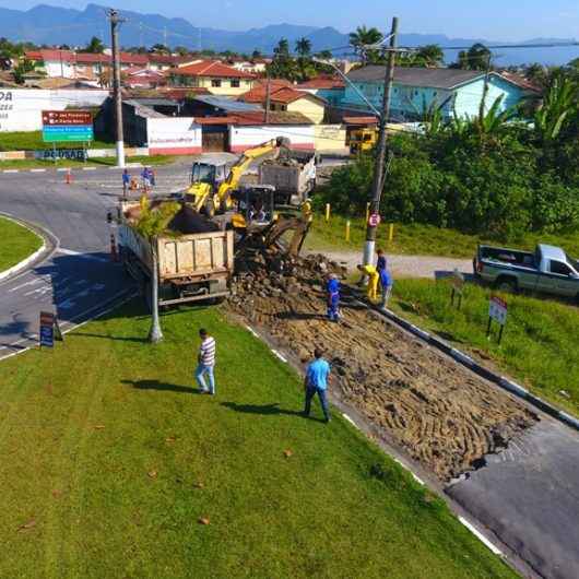 Trecho da Avenida da Praia no Britânia recebe serviços de manutenção