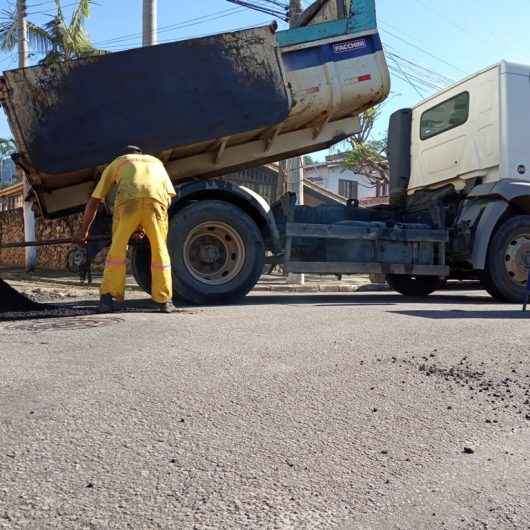 Operação Tapa-Buracos chega em ruas do bairro Indaiá