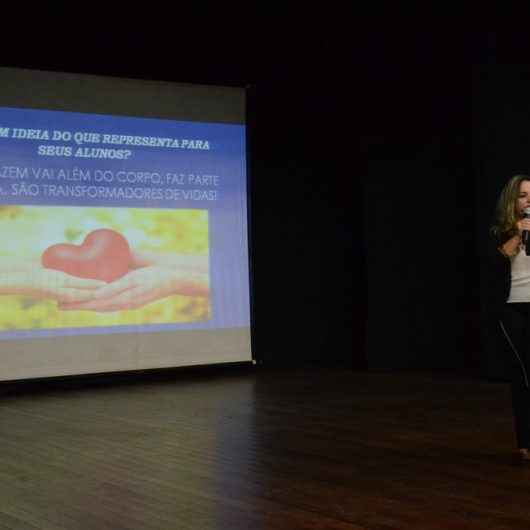 Artistas orientadores da Fundacc participam de palestra motivacional