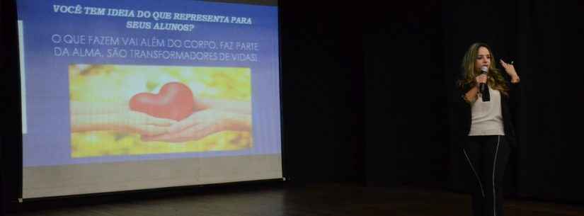 Artistas orientadores da Fundacc participam de palestra motivacional