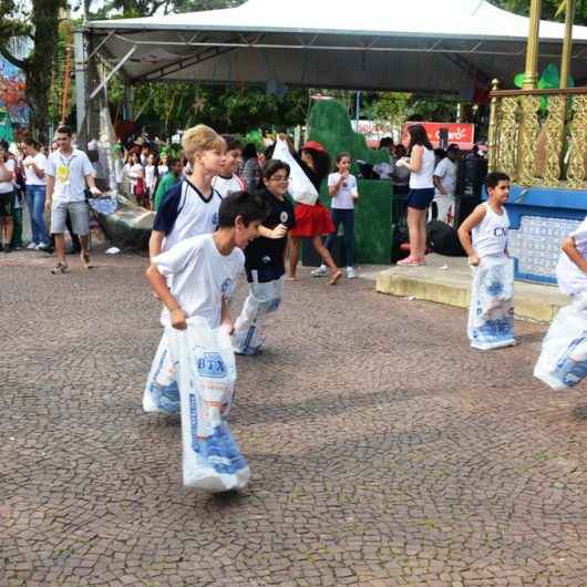 Praça do Caiçara recebe recreação, teatro e dança com Folclore em festa