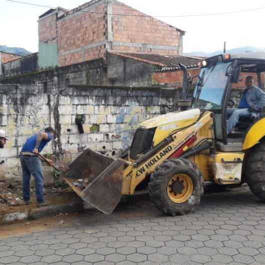 Operação Bota-fora está em ação no bairro Ponte Seca orientando munícipes sobre descarte de lixo