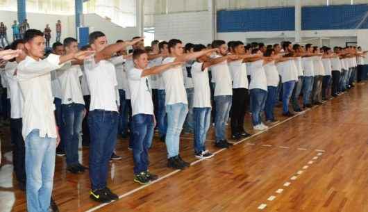 Mais de 500 jovens reservistas prestam juramento à Bandeira em Caraguatatuba