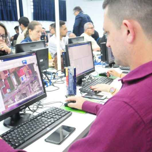 Funcionários da Prefeitura de Caraguatatuba aprendem a inserir dados em software de geotecnologia