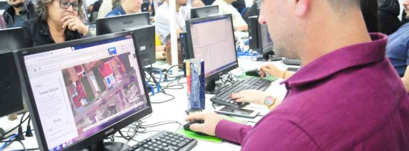 Funcionários da Prefeitura de Caraguatatuba aprendem a inserir dados em software de geotecnologia