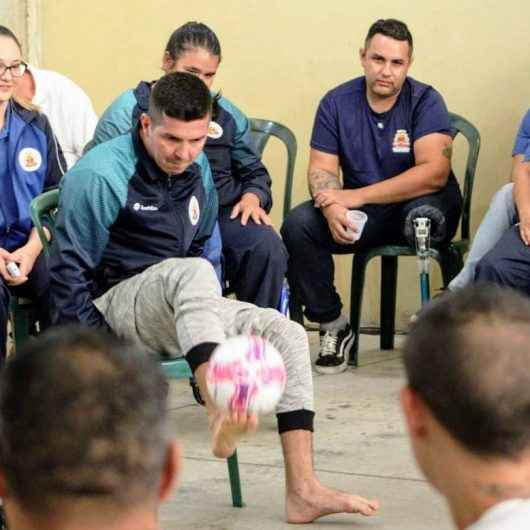 Superação: atletas com deficiência trocam experiências com detentos do CDP