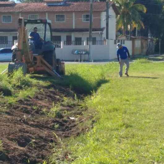 Vala de drenagem na Praça Rui Barbosa, no Porto Novo, recebe serviços de limpeza e desassoreamento