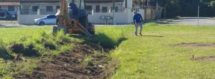 Vala de drenagem na Praça Rui Barbosa, no Porto Novo, recebe serviços de limpeza e desassoreamento