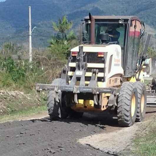 Prefeitura realiza nivelamento e cascalhamento nas ruas do Pegorelli