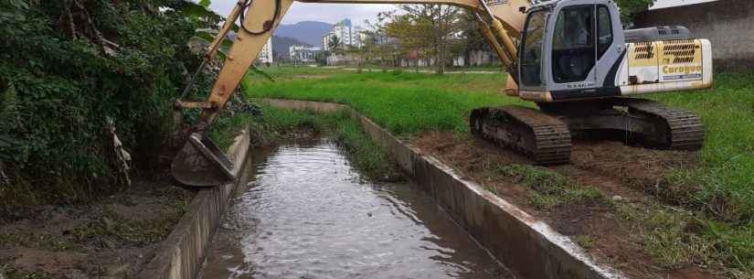 Na prevenção de enchentes, Prefeitura realiza limpeza de canal de drenagem no Jardim do Sol