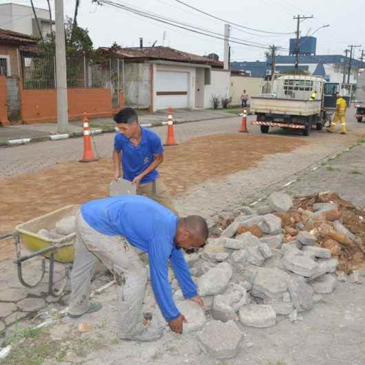 Prefeitura faz troca de bloquetes em avenida do Indaiá