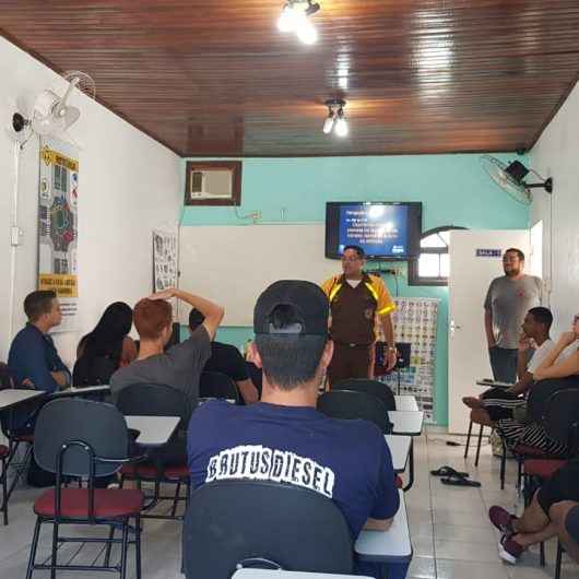 Agente de trânsito de Caraguatatuba dá aula para futuros motoristas e explica função do ‘marronzinho’
