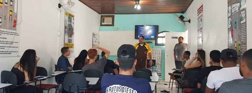 Agente de trânsito de Caraguatatuba dá aula para futuros motoristas e explica função do ‘marronzinho’