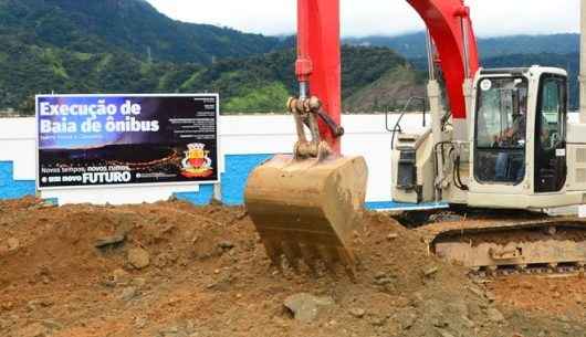 Nova baia de acesso a ônibus está em construção em frente ao Cemitério Municipal