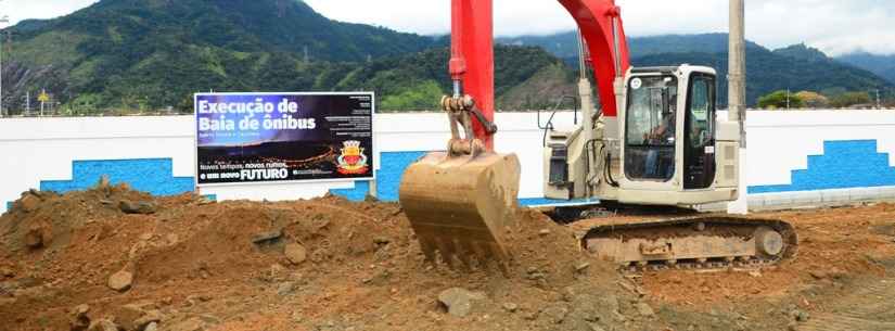 Nova baia de acesso a ônibus está em construção em frente ao Cemitério Municipal