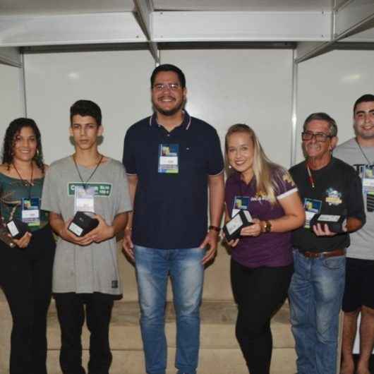 Sete garçons recebem premiação por melhor atendimento no Caraguá a Gosto 2019