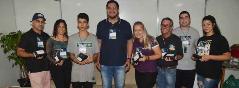 Sete garçons recebem premiação por melhor atendimento no Caraguá a Gosto 2019