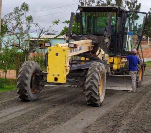 Ruas do Pegorelli recebem nivelamento com bica corrida