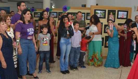 Exposição fotográfica de mulheres assistidas no CIAM marca encerramento do Agosto Lilás no Teatro Mario Covas