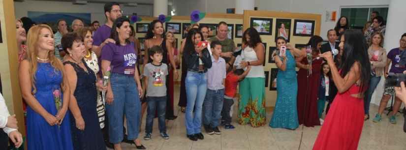 Exposição fotográfica de mulheres assistidas no CIAM marca encerramento do Agosto Lilás no Teatro Mario Covas