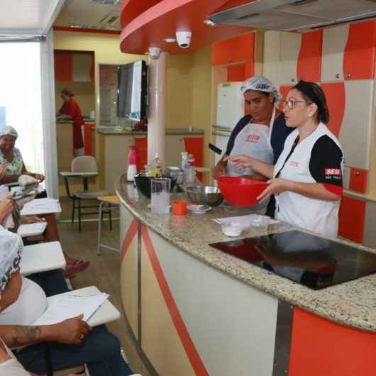 Moradoras do “Nova Caraguá ll” participam de curso gourmet gratuito de doces e pães
