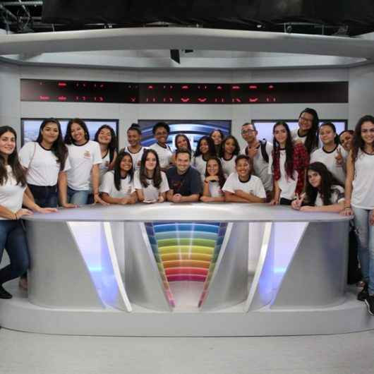 Nos bastidores: alunos de Caraguatatuba visitam instalações da TV Vanguarda