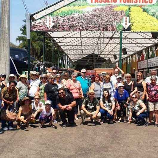 Idosos e pessoas com deficiência do Ciapi visitam exposição de flores em Holambra