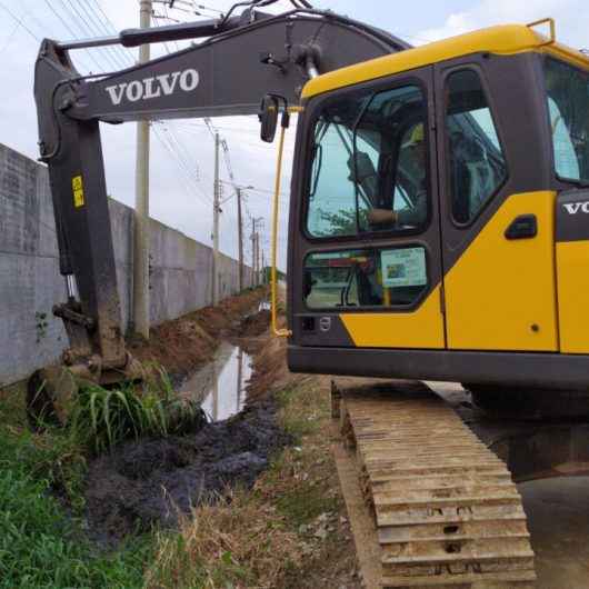 Prefeitura realiza serviço de prevenção de enchentes no Recanto do Sol