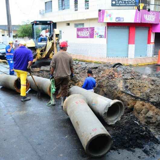 Tubulações para prevenção de enchentes são instaladas na região do Tinga