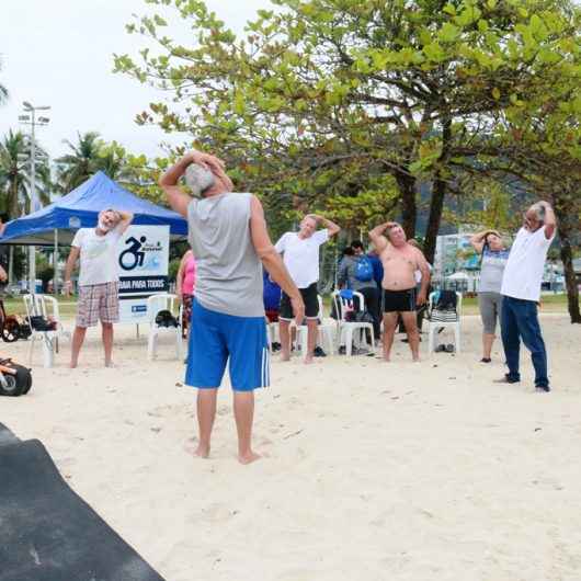 Praia Acessível: Idosos e Pessoas com Deficiência vivenciam novo esporte no mar