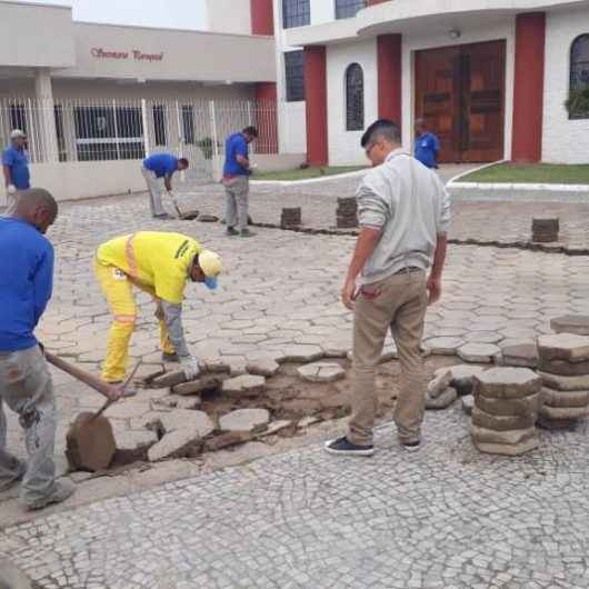 Prefeitura faz manutenção nos bloquetes em torno da Catedral do Divino Espírito Santo