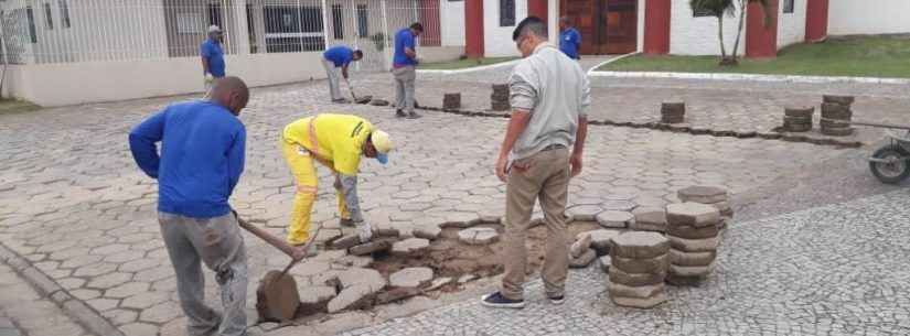 Prefeitura faz manutenção nos bloquetes em torno da Catedral do Divino Espírito Santo