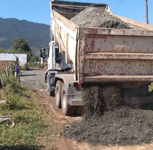 Nivelamento, cascalhamento e serviços de prevenção de enchentes são realizados na região Sul da cidade