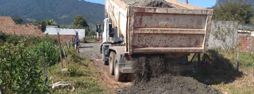 Nivelamento, cascalhamento e serviços de prevenção de enchentes são realizados na região Sul da cidade