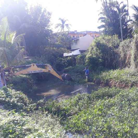 Prefeitura realiza limpeza do Rio Gracuí na região Norte