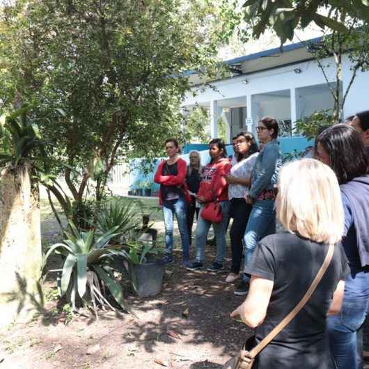 Professores da rede de ensino de Caraguatatuba visitam Viveiro Municipal