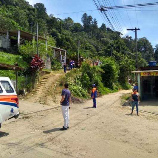 Prefeitura de Caraguatatuba faz vistoria técnica no Morro do Chocolate visando regularização fundiária do bairro