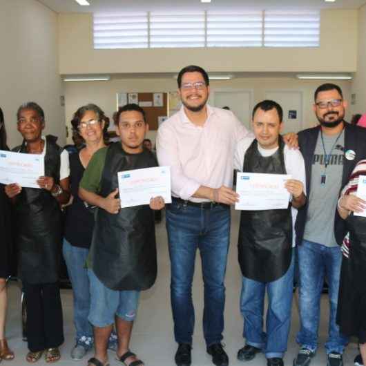 Pacientes do CAPS II em Caraguatatuba recebem certificados de curso de panificação