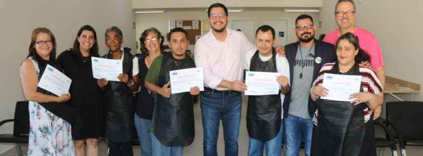 Pacientes do CAPS II em Caraguatatuba recebem certificados de curso de panificação