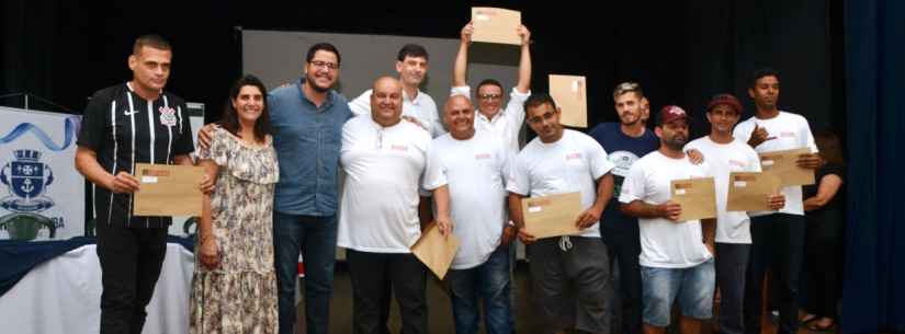 Alunos saem de formatura do Fundo Social de Caraguatatuba com propostas de emprego