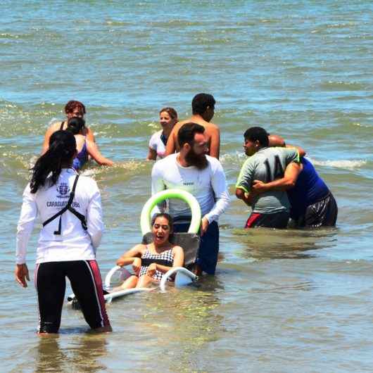 Mais de 100 alunos da APAE de Itaquaquecetuba/SP visitam Programa Praia Acessível de Caraguatatuba