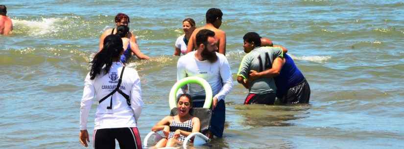 Mais de 100 alunos da APAE de Itaquaquecetuba/SP visitam Programa Praia Acessível de Caraguatatuba