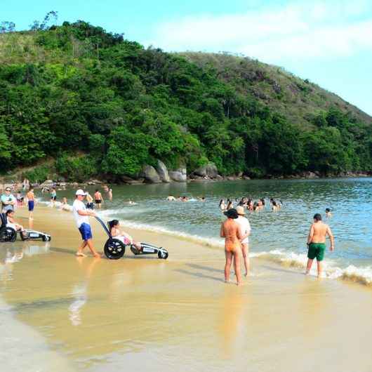 Alunos de escola municipal de Caraguatatuba realizam trabalho de conscientização na Prainha