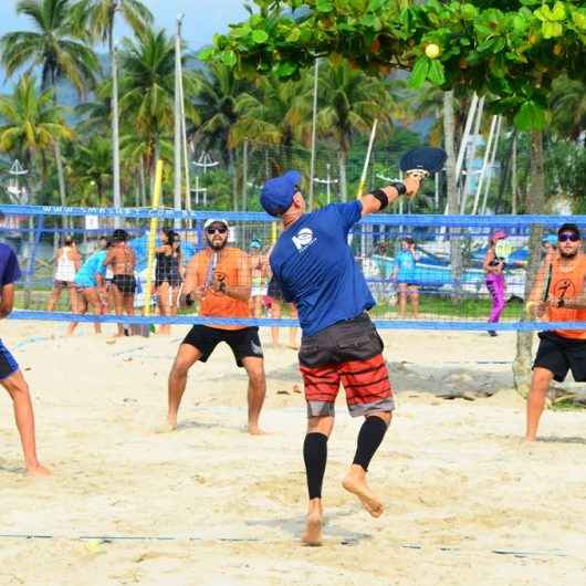 1º Caraguá Open de Beach Tennis movimenta praia do Camaroeiro e arrecada 730 kg de arroz para doação