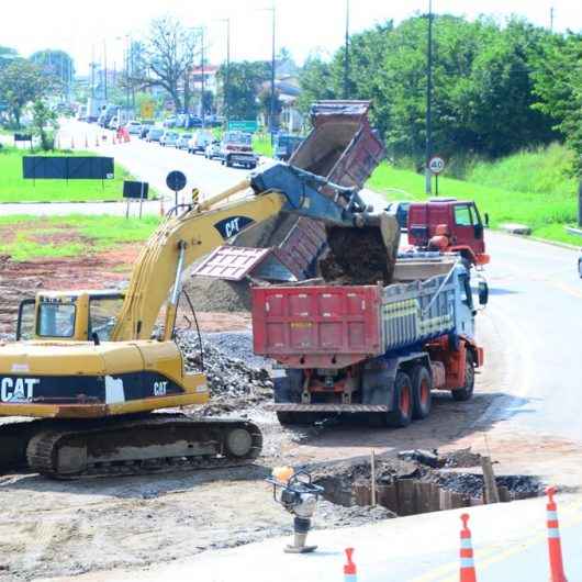 Prefeitura realiza corte em rodovia no Jetuba para obras de drenagem