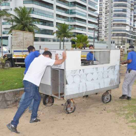 Prefeitura recolhe materiais abandonados de comércio ambulante e retira camping selvagem em praias