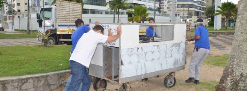 Prefeitura recolhe materiais abandonados de comércio ambulante e retira camping selvagem em praias