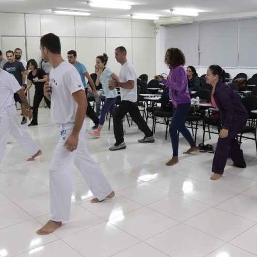 Professores e mestre de capoeira se reúnem em encontro para troca de experiências