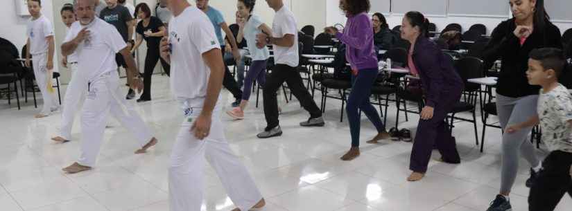 Professores e mestre de capoeira se reúnem em encontro para troca de experiências
